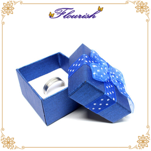 Scatola quadrata impaccante ad anello in carta patinata blu
